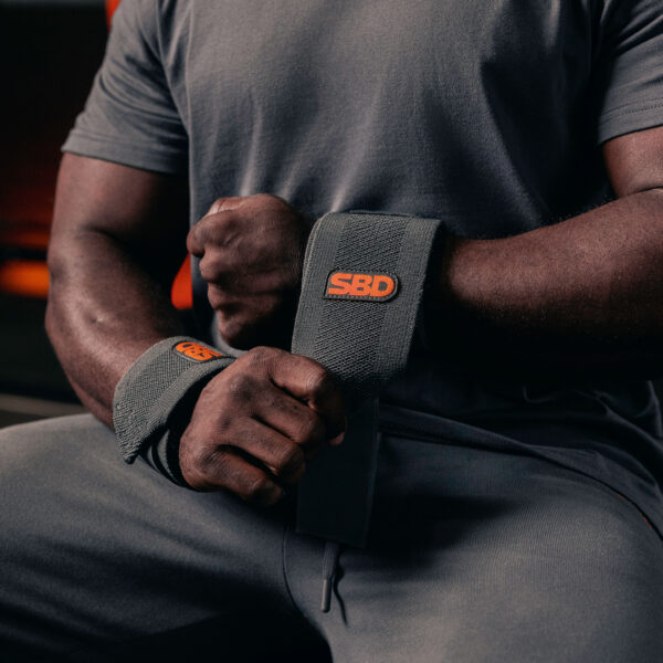 Bandes de poignets SBD gris et orange pour musculation, powerlifting, strongman, streetlifting et crossfit